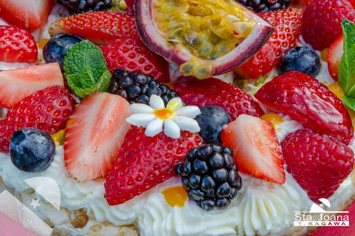 Merengue com Frutas Frescas