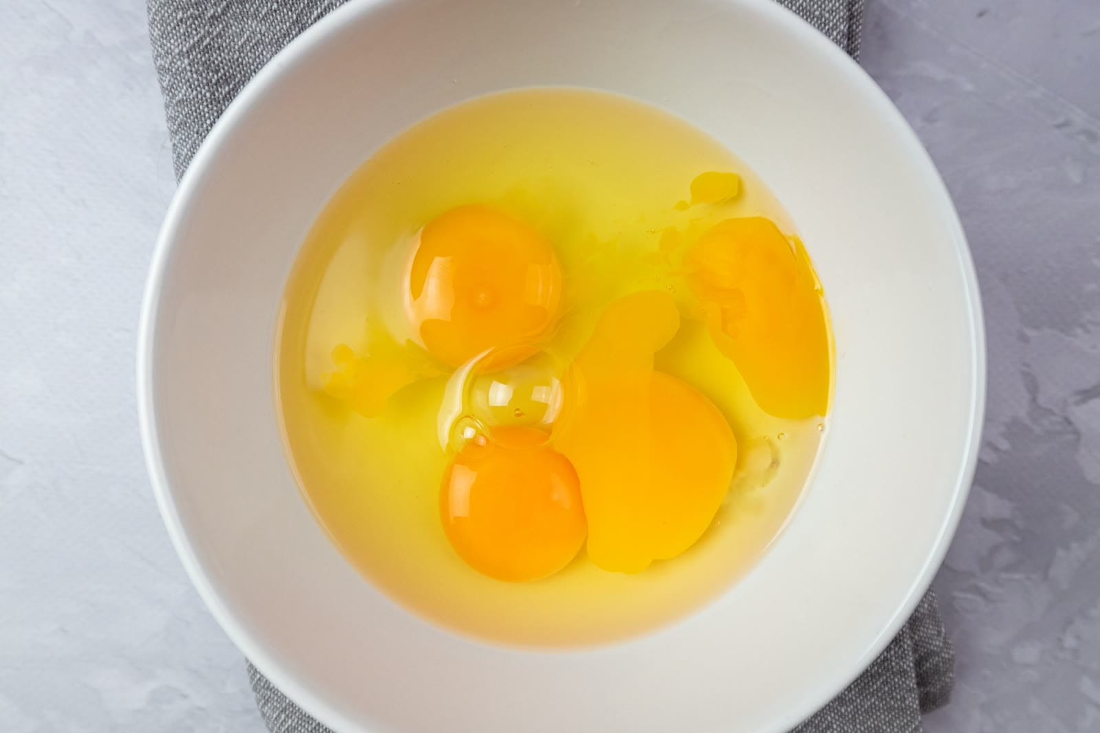 Forma de gelo com claras e gemas de ovo separadas prontas para congelar