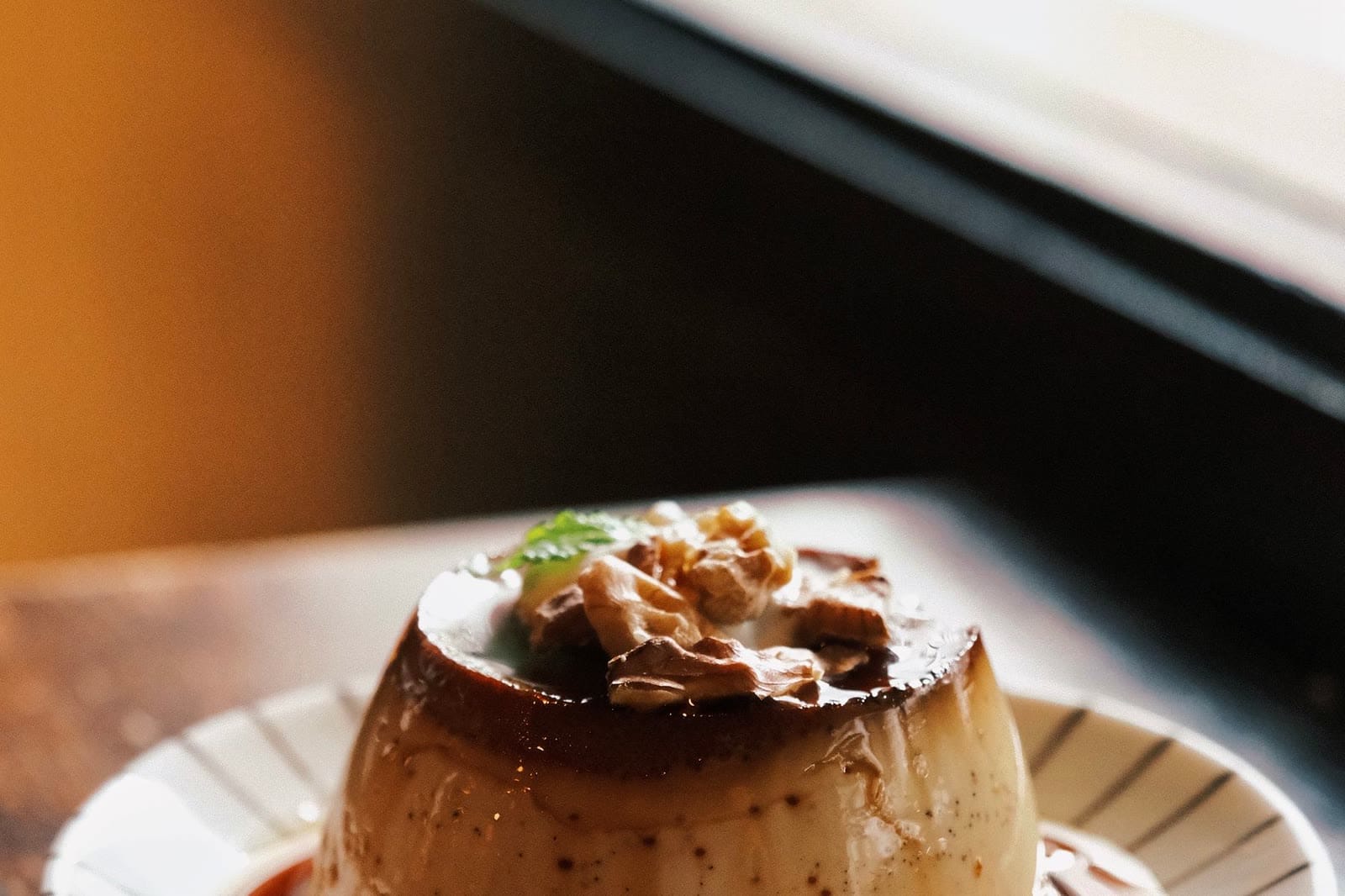 Pudim de leite liso e brilhante com calda de caramelo escorrendo