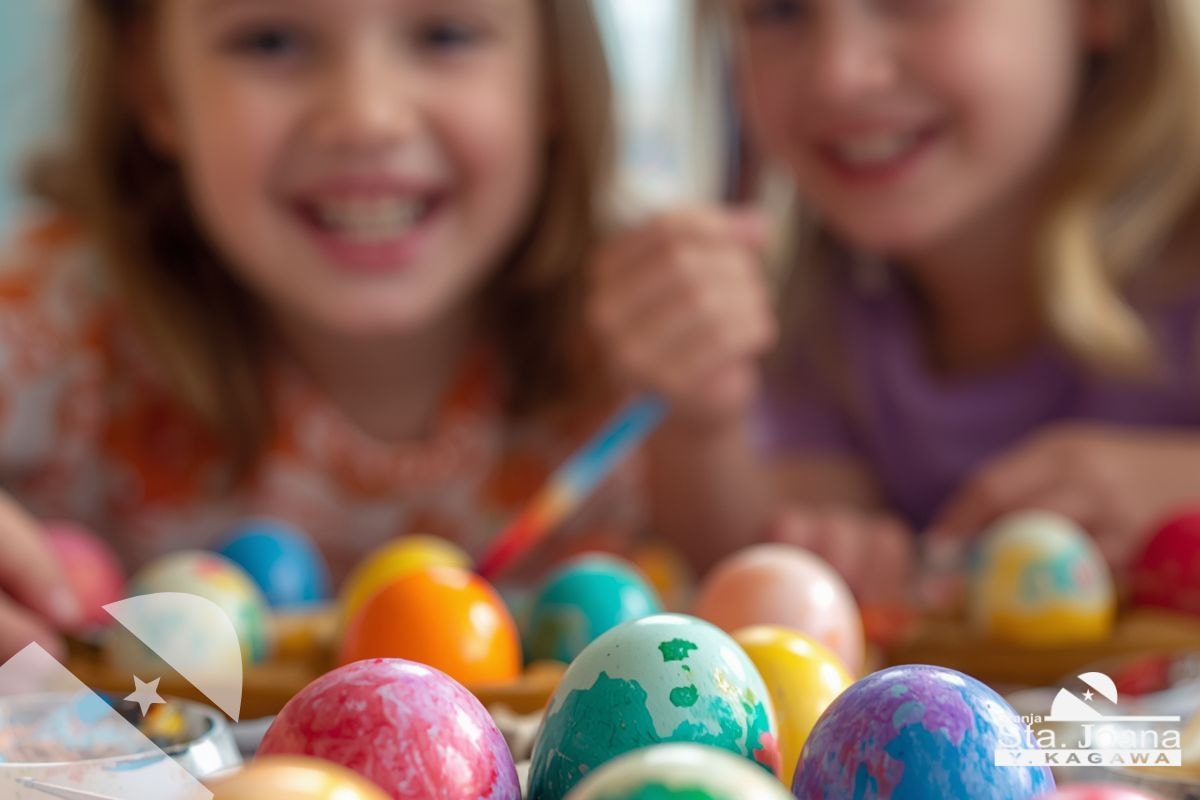 Crianças pintando ovos para páscoa