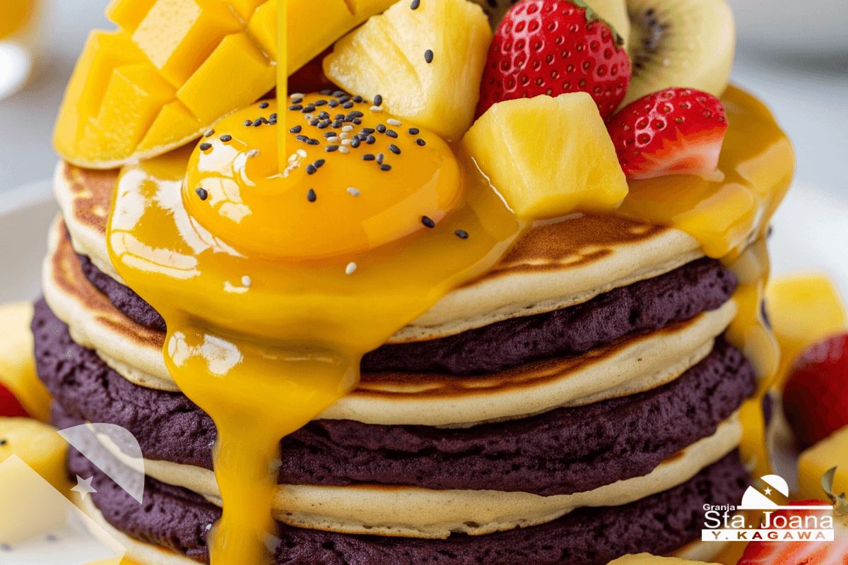 Panquecas de Açaí com Calda de Ovos e Frutas Tropicais