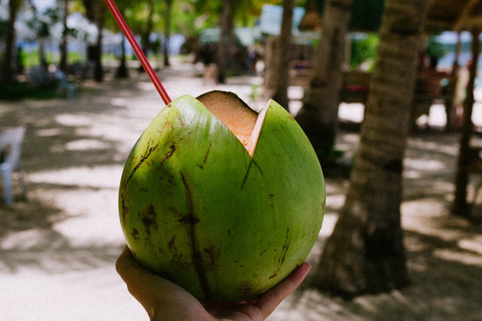 Confetes e serpentinas ao redor de café da manhã com ovos, frutas e água de coco
