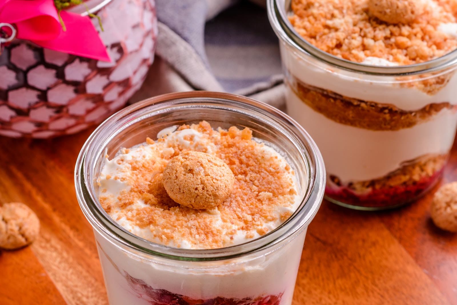 Mesa com pudim de tapioca, torta de castanha-do-pará e taças de creme de bacuri com merengue